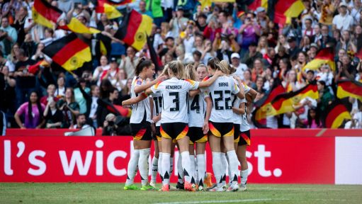 38岁梅西创造历史！50岁贝克汉姆赢麻了：0元签下球王，3年夺3冠